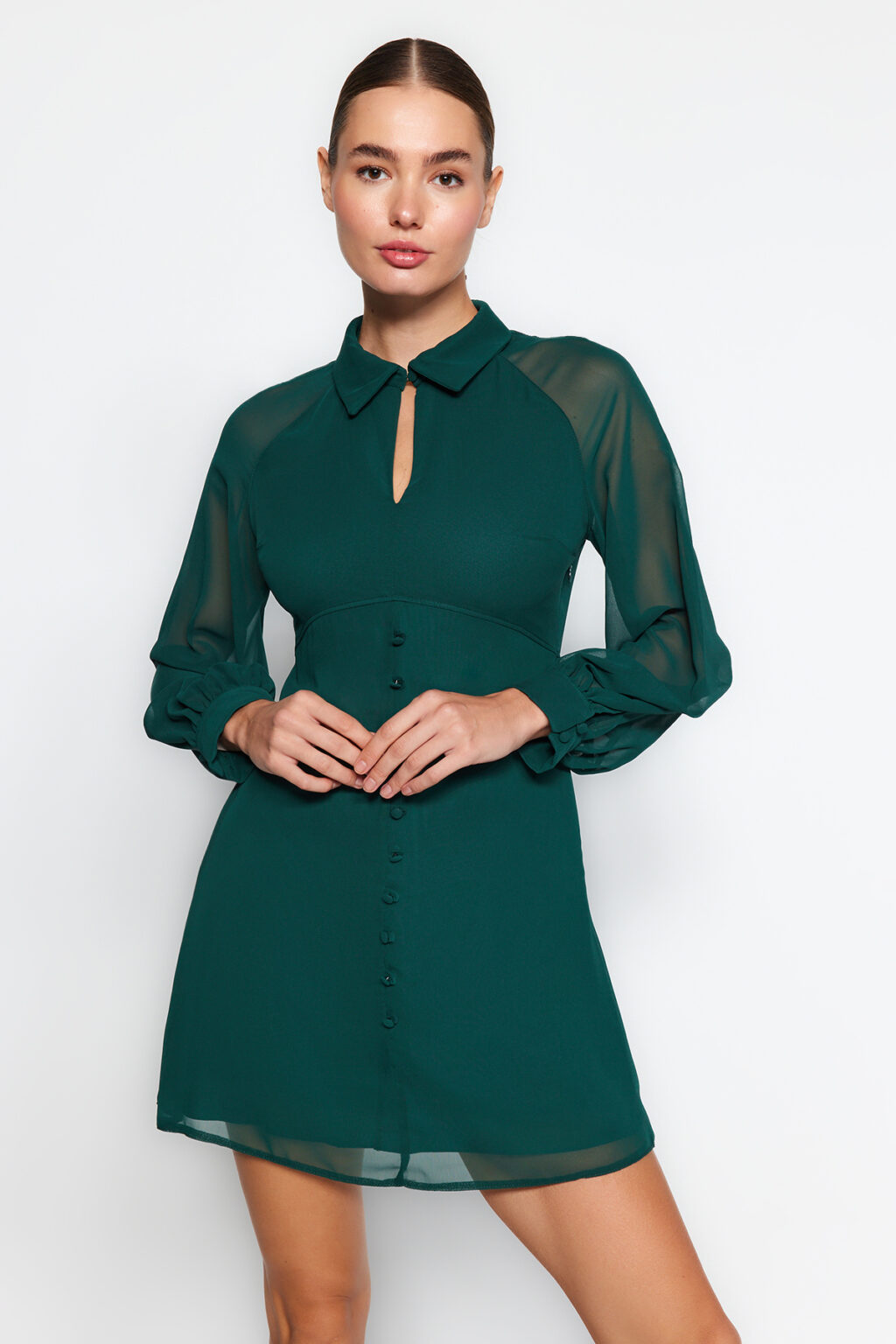 Trendyol Emerald Green Mini nyitott derékgomb részletesen kidolgozott sifon szőtt ruha