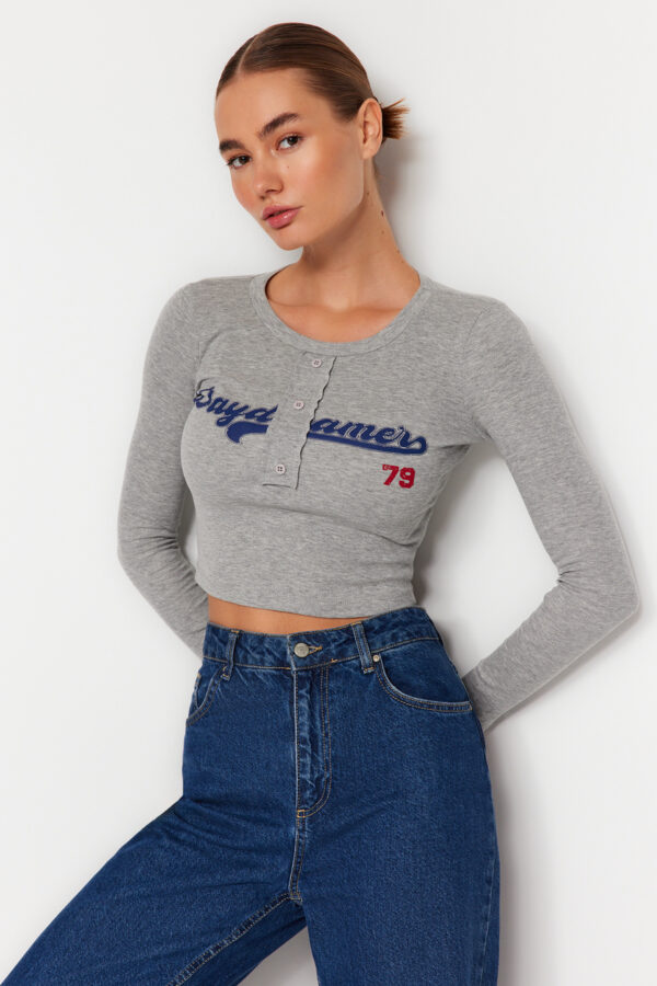 Trendyol Gray Slogan Printed Fitted/Situated Stretch Rib Crop Knitted Blouse
