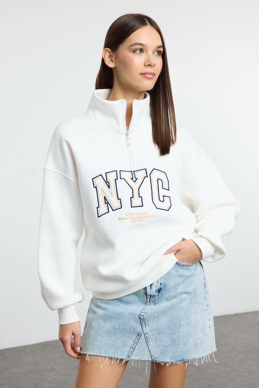Trendyol White Oversize/Wide Pattern Slogan Embroidered Zippered Collar Knitted Sweatshirt