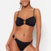 Trendyol texturált normál lábú bikini alsó fekete kiegészítőkkel