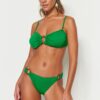 Trendyol texturált normál lábú bikini alsó zöld kiegészítőkkel