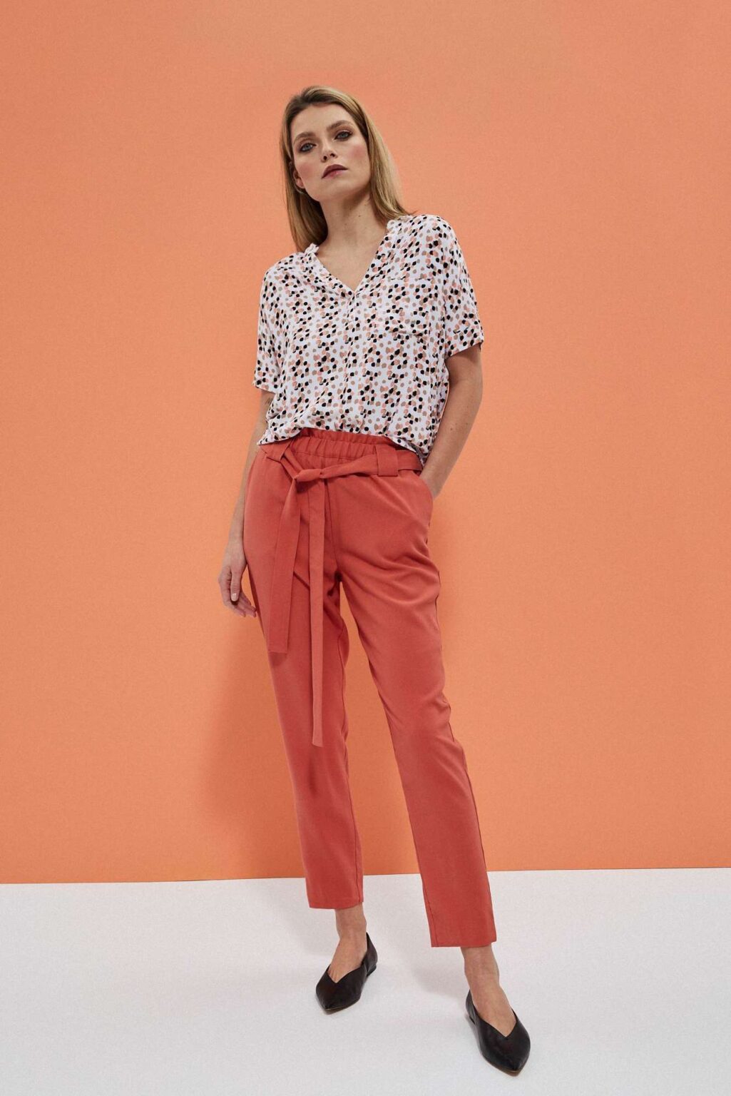 Trousers with ties