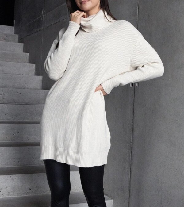UR/CEO Long white soft turtleneck sweater Kali