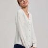 V-neck shirt with fine buttons