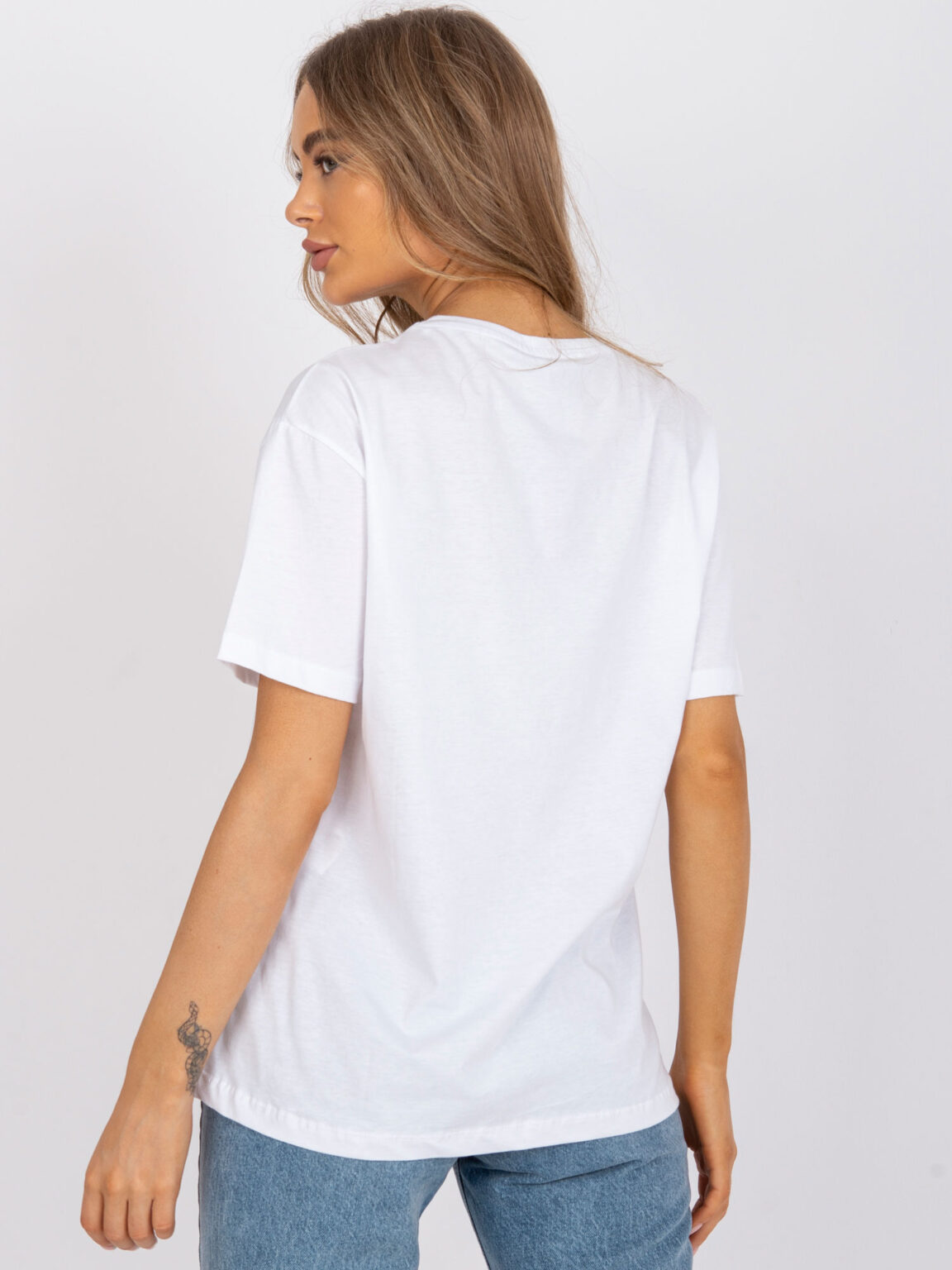 White loose T-shirt with appliqué and print