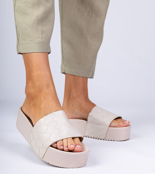 marka niezdefiniowana Beige embossed slides Kelisa