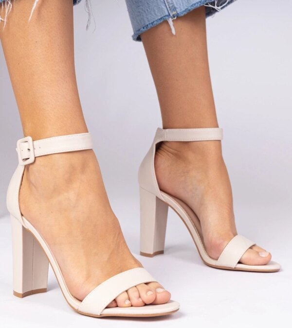 marka niezdefiniowana Beige sandals with an ankle strap on a block heel Miledia
