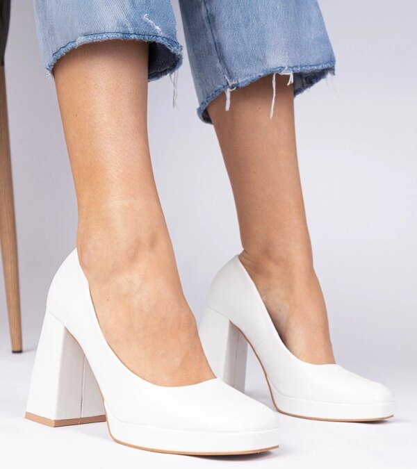 marka niezdefiniowana White square-toe pumps on a massive heel Irenois